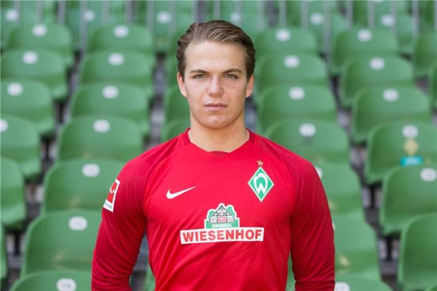 Werder-Torwart mit „verrückter Ader“: Plogmanns Noteinsatz Luca Plogmann feierte ein gelungenes Bundesliga-Debüt. Foto: Jörg Sarbach