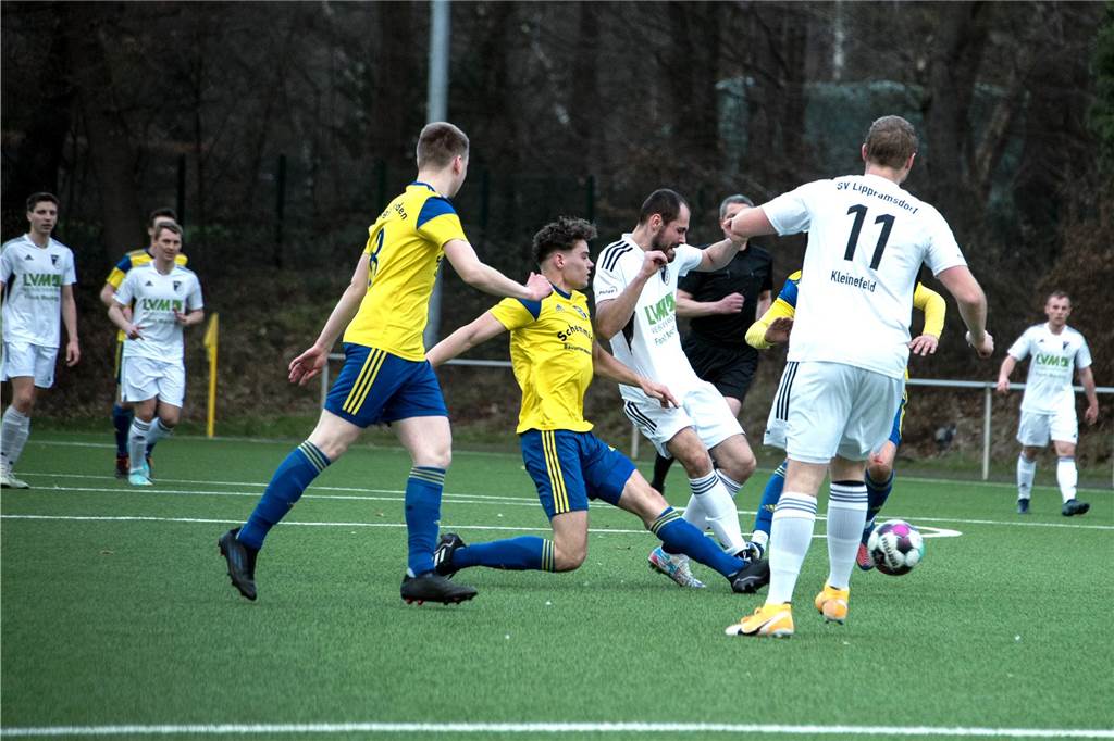 „Ich bin stolz auf meine Jungs“ Luca Preuß zieht ab - ein Tor gelang dem Lippramsdorfer gegen die SpVgg Vreden II zwar nicht, doch der Offensivspieler hatte großen Anteil am 3:1.