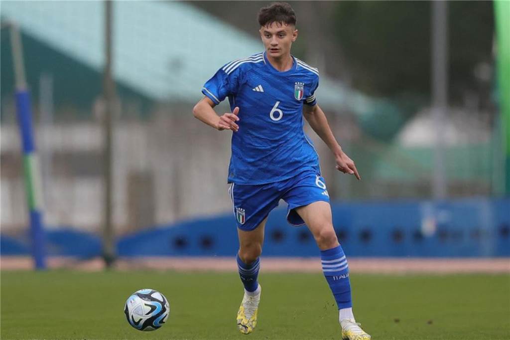 BVB schnappt sich italienisches Toptalent Luca Reggiani: U19-Duo fällt längere Zeit aus Luca Reggiani führt den Ball.