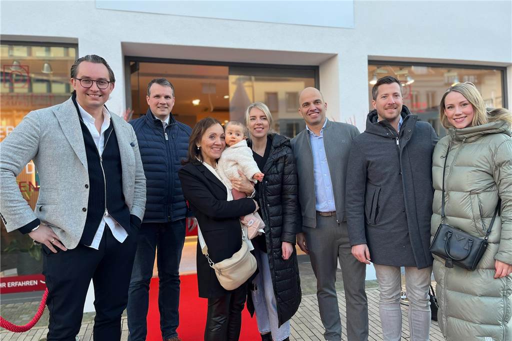 Eröffnungsdatum für Netto steht fest – Pop-up-Store offiziell eröffnet Luca Schlotmann, Bürgermeister Tobias Stockhoff, Lutti Schlotmann, Annabell Gerschinski, Daniel Schäffler, Gerrit Lüneburg und Maren Schlotmann bei der Eröffnung des Pop-up-Stores auf dem Marktplatz in Dorsten.
