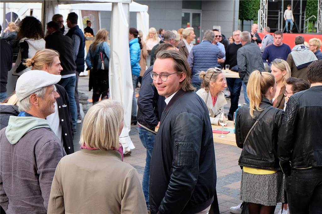 Feierabendmarkt, Herbstfest, Winterzauber - der Fahrplan für Dorsten Luca Schlotmann (M.) hofft, dass die Dorstener in diesem Jahr in der Altstadt noch ein bisschen feiern können.