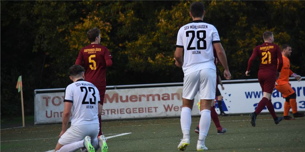 Rote Karte und ein Albtraum im Tor: Erste Niederlage für Mühlhausen-Coach Adrian Ruzok Luca Steinbach und David Bernsdorf (r.) behinderten sich bei der Großchance in der Nachspielzeit gegenseitig im Torabschluss.