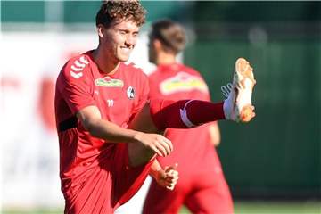 Luca Waldschmidt macht sich beim Training des SC Freiburg fit. Foto: Patrick Seeger