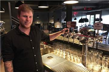 Luca Zebut gehört zum Serviceteam des Baseburger in Lünen.