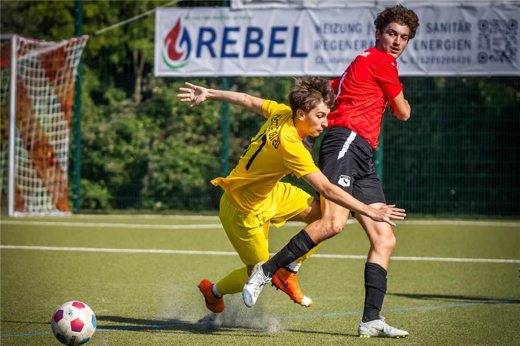 „Kein missglückter Start“: Huckarde-Verteidiger beschwört den Teamgeist Lucan Dökmeci (r.) und Westfalia Huckarde holten einen Punkt im Derby gegen Mengede 08/20.