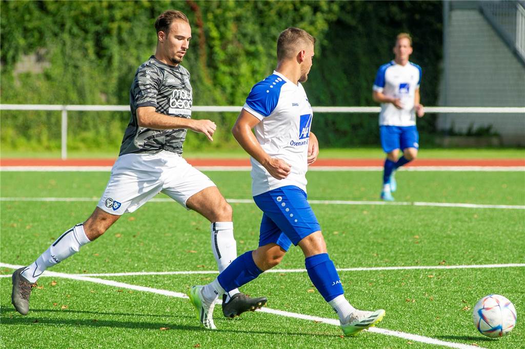 Neue Position, neue Torgefahr: Sythens Lucas Lasch trotzt der Konkurrenz und hofft auf eine Serie Lucas Lasch (r.) ist beim TuS Sythen nun häufiger im Zentrum zu finden statt auf den Außenbahnen.