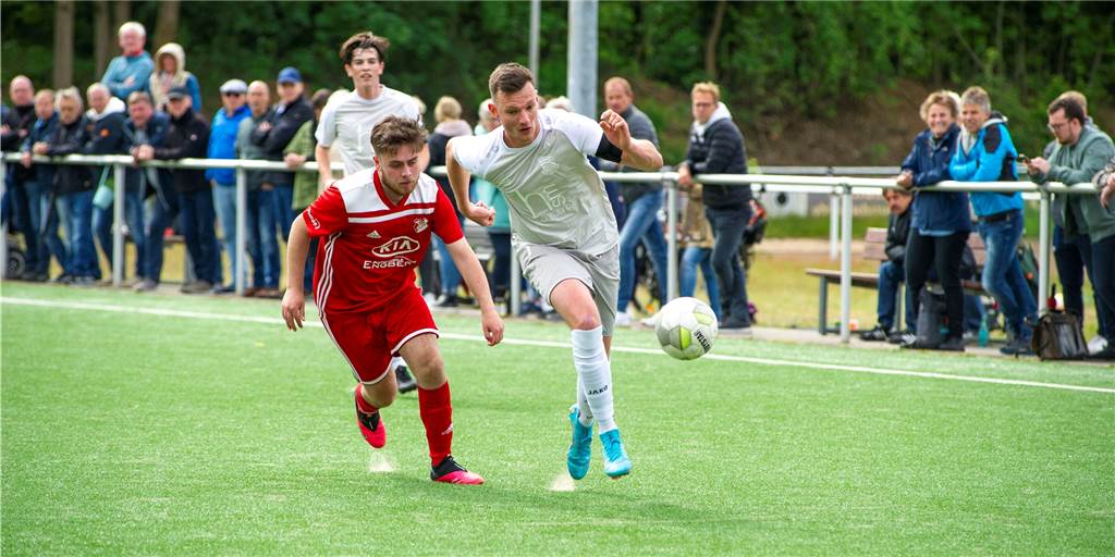 Aufstiegs-Fernduell im Ticker zum Nachlesen: Flaesheim gewinnt - FC 96 dreht Partie Lucas Mann (r.) und Concordia Flaesheim setzten sich auch gegen den SV Vestia Disteln II durch.