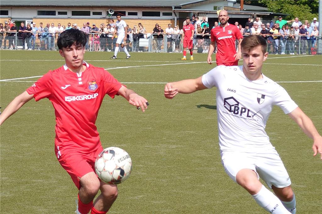 Lucas Röder vom VfL Mark und Burak Demir vom TSC Hamm kämpfen um den Ball.