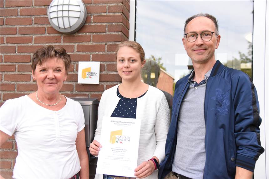 Familienzentrum aus drei Kindergärten in Südlohn ist jetzt zertifiziert Lucia Heisterkamp, Christin Gericks und Dieter Bonhoff freuen sich über die Zertifizierung.