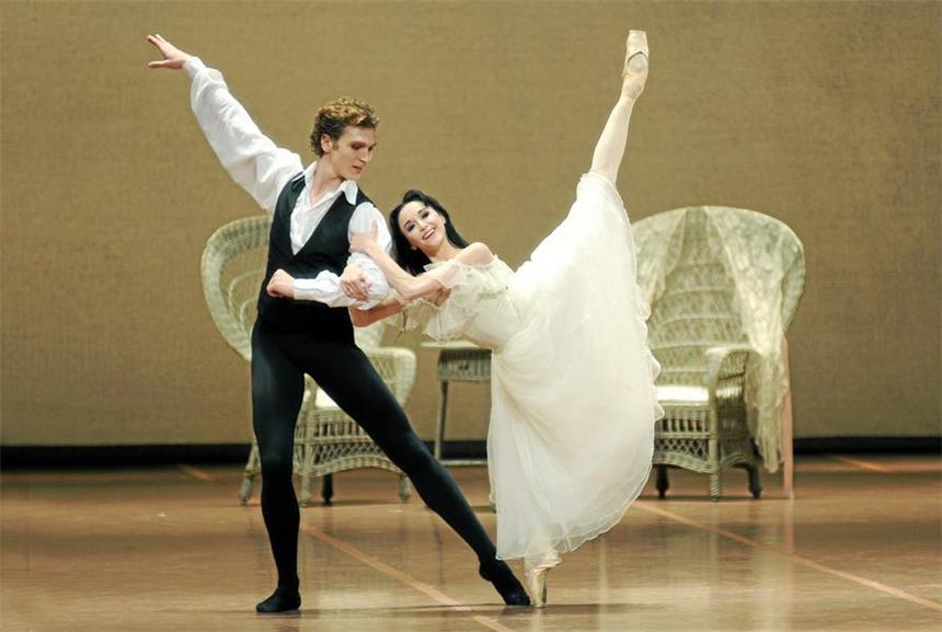 Ballett-Gala war ein Tanzfest der Kontraste Lucia Lacarra und Marlon Dino waren die Gala-Stars aus den Reihen des Dortmunder Balletts. Sie tanzten jedoch nicht die „Kameliendame“ wie auf dem Foto, sondern eine Choreografie von Remi Wörtmeyer.