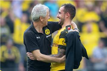 Lucien Favre (l.) herzt BVB-Matchwinner Paco Alcacer.