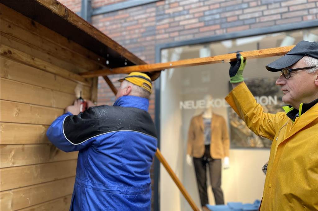 Alle Infos zum Adventsmarkt Alstätte 2023: Haus Früchting wieder dabei Ludger Büscher (l.) und Josef Ellerkamp helfen ehrenamtlich beim Aufbau mit. Büschers Frau ist bekannt unter dem Namen "Ketten-Christa" und verkauft Modeschmuck auf dem Adventsmarkt