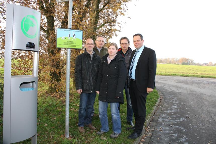 Landwirte appellieren an Hundebesitzer Ludger Honvehlmann, Josef Grewing und Marlies Krampe-Schultejann vom Landwirtschaftlichen Ortsverband weisen gemeinsam mit Ordnungsamtsleiter Markus Büsken und Bürgermeister Andreas Grotendorst auf die Risiken durch die Verunreinigungen mit Hundekot hin.