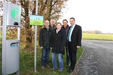 Ludger Honvehlmann, Josef Grewing und Marlies Krampe-Schultejann vom Landwirtschaftlichen Ortsverband weisen gemeinsam mit Ordnungsamtsleiter Markus Büsken und Bürgermeister Andreas Grotendorst auf die Risiken durch die Verunreinigungen mit Hundekot hin.