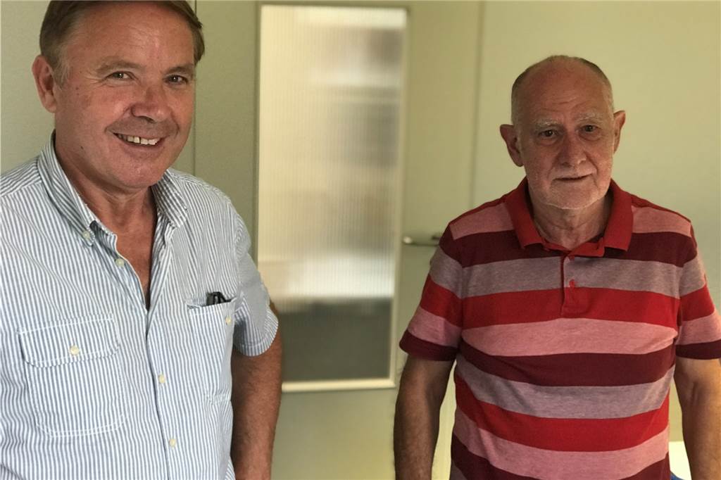 Ludger Kerkhoff (l.) von der IGBCE und Hans-Georg Fohrmeister, Vorsitzender des DGB Lünen erklären, warum sie sich Sorgen machen um die Steag-Fläche.