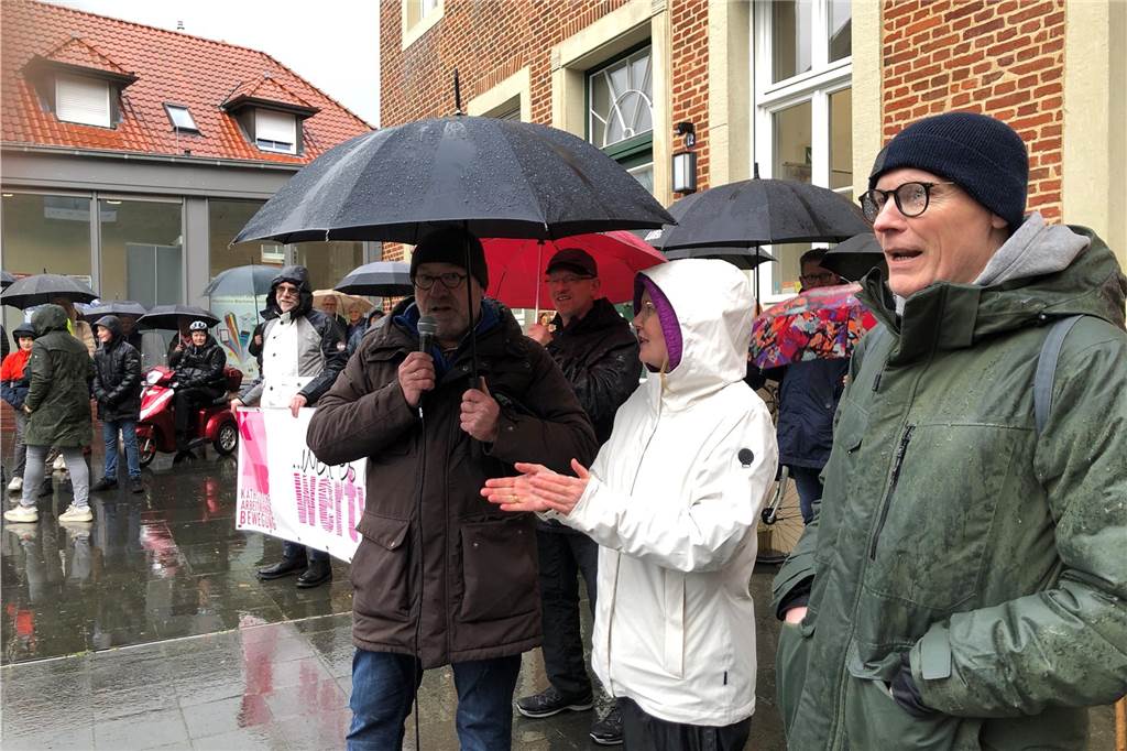 500 Vredener gehen für ihr Grundwasser auf die Straße: Protest gegen Abpumpen Ludger Kremer, Elisabeth Schwering und Dirk Lütjenhues begrüßen die Demonstranten am Kult.