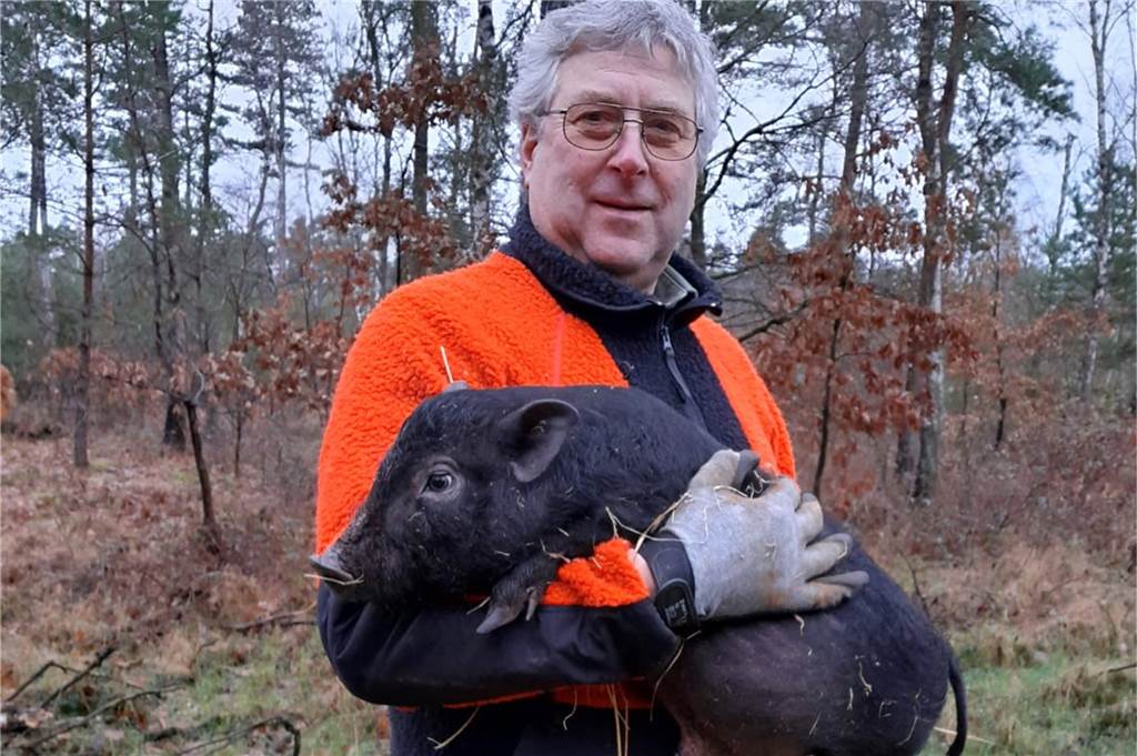 Ein Jahr und seine Bilder: Was hat uns in Haltern 2022 beschäftigt? Ludger Oestrich hält ein Mini-Schwein auf dem Arm