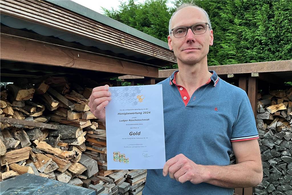 Werner Imker erhalten Auszeichnungen auf Landes- und Kreisebene Ludger Rüschenschmidt vom Imkerverein Werne hält eine Urkunde für seinen Honig in der Hand.