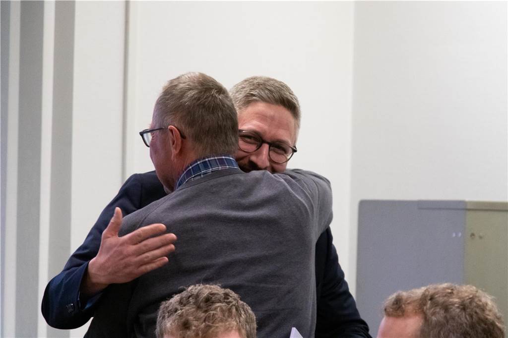 Hendrik Dierichs ist Kirchhellens neuer Bezirksbürgermeister Ludger Schnieder beglückwünscht seinen Nachfolger Hendrik Dierichs zu dem tollen Wahlergebnis.