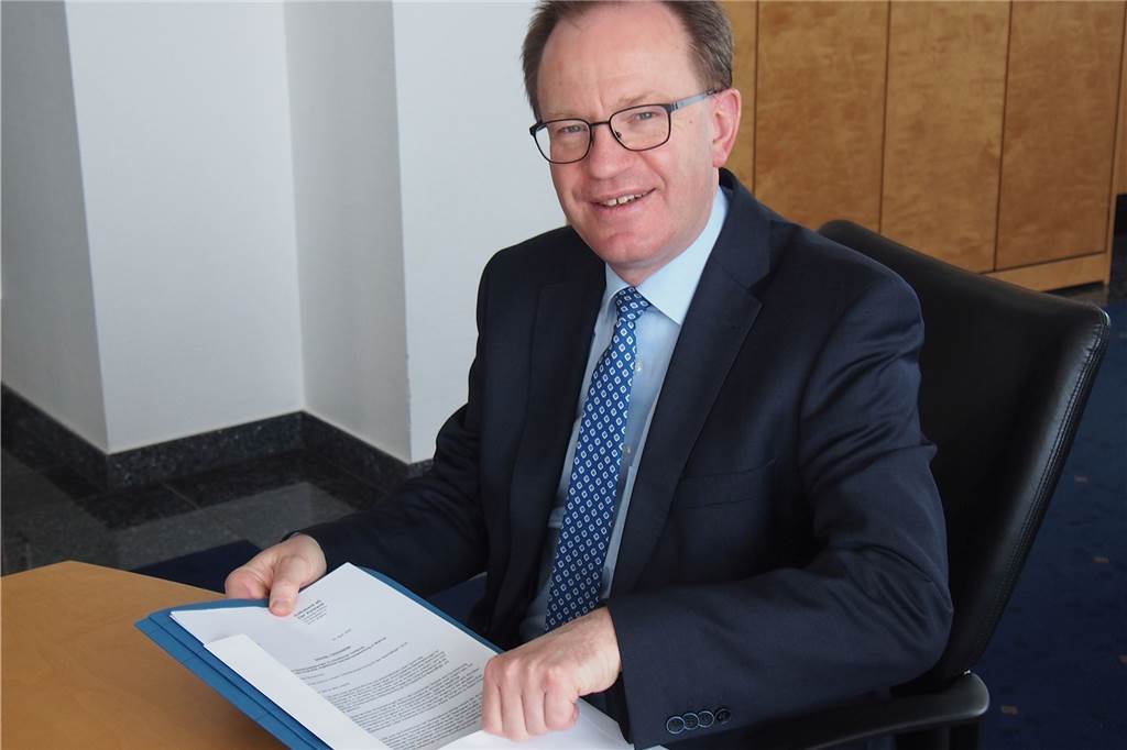 Die Volksbank reduziert in Castrop-Rauxel die Zahl der Standorte Ludger Suttmeyer ist Generalbevollmächtigter bei der fusionierten Volksbank Dortmund und Waltrop.