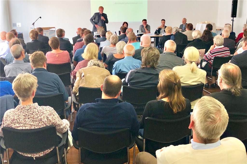 Hacheneyer Bürger haben Verkehrsbelastung satt: Pläne für Klinik-Neubau sorgen für Ärger Ludger Wilde hatte auf der Informationsveranstaltung zum Klinik-Neubau nicht den leichtesten Stand.