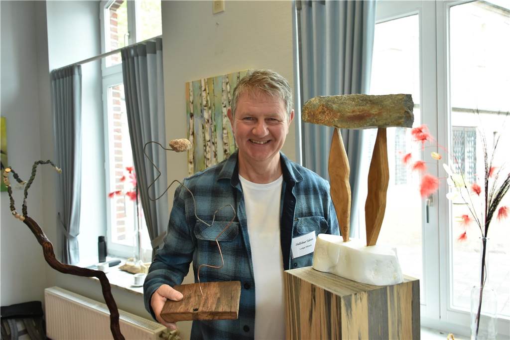 Talente und ihre Werke aus Stoff, Stein und Acryl beleben Haus Wilmers Ludger Wilmers mit Swinging Stone und Woodhenge