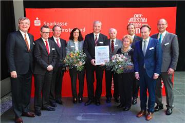 Ludger Wissing im Kreise der ersten Gratulanten mit der Urkunde, die ihn als Unternehmer des Jahres ausweist. 