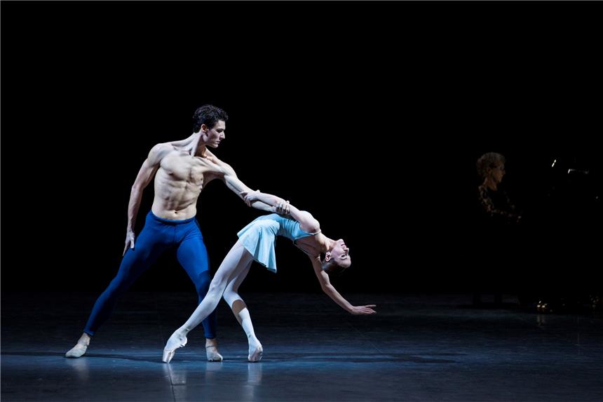 Gala wurde zum Tanzfest der großen Ballerinen Ludmila Pagliero und Karl Paquette von der Pariser Oper tanzten Hans van Manens Choreografie „Trois Gnossiennes“ mit einer überragenden Körperspannung.