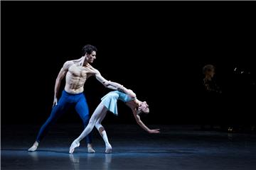 Ludmila Pagliero und Karl Paquette von der Pariser Oper tanzten Hans van Manens Choreografie „Trois Gnossiennes“ mit einer überragenden Körperspannung.