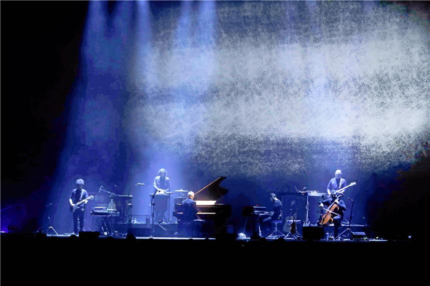 Pianist kehrt 7000 Gesichtern den Rücken zu Ludovico Einaudi gastierte mit seinem Ensemble in der Arena Oberhausen.