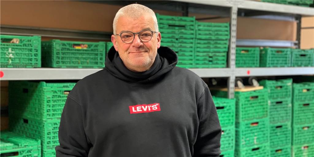 Ludwig Borger von der Tafel Haltern: „Das ist hier bei uns kein Supermarkt“ Ludwig Borger von der Halterner Tafel steht vor Regalen mit Kisten voller Lebensmittel.