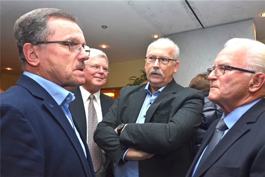 WGH-Fraktionsvorsitzender Ludwig Deitermann gibt das Amt ab. Heinrich Wiengarten, Dr. Heinz-Werner Vissmann und Ludwig Deitermann im Gespräch mit Alt-Bürgermeister Josef Schmergal.