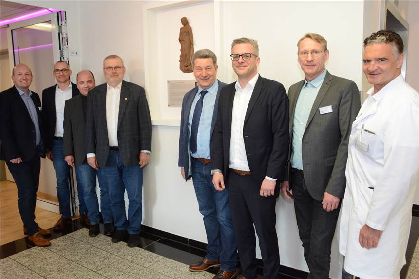 Knappschaftskrankenhaus: Barbara-Figur bietet Schutz und Hoffnung Ludwig Ladzinski (im Foto 4.v.l.), ehemaliger Betriebsratsvorsitzender auf Prosper-Haniel, und Mitarbeiter des Knappschaftskrankenhauses erfreuen sich an der traditionsreichen St.-Barbara-Figur in dem Brackeler Krankenhaus