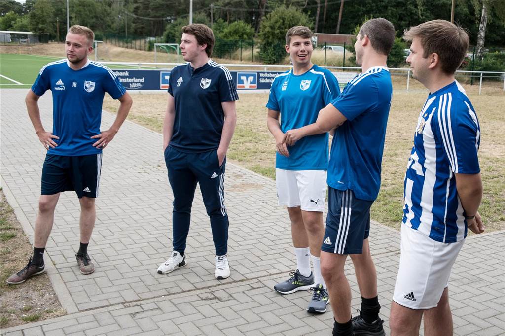 Nach zwei Kreuzbandrissen auf die Trainerbank: Bei Ludwig Pachtmann „hat es schon noch gekribbelt“ Ludwig Pachtmann (2.v.l.) kann selbst nicht mehr spielen, blieb BW Lavesum im Sommer aber als Trainer der zweiten Mannschaft erhalten.