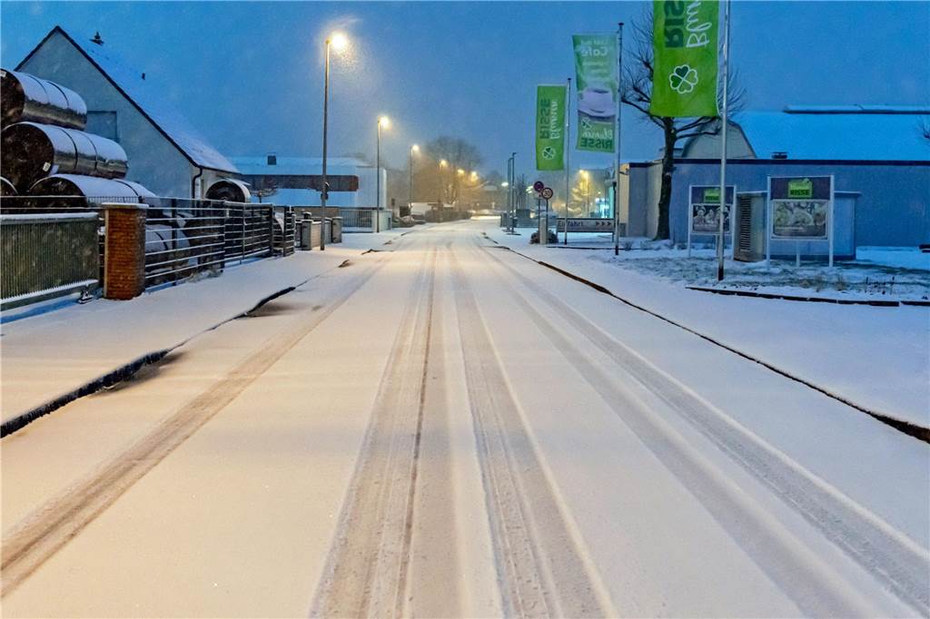 Wintereinbruch: Schnee sorgt für Glättegefahr und leichte Unfälle Lünen versank am Sonntagmorgen im Schnee.