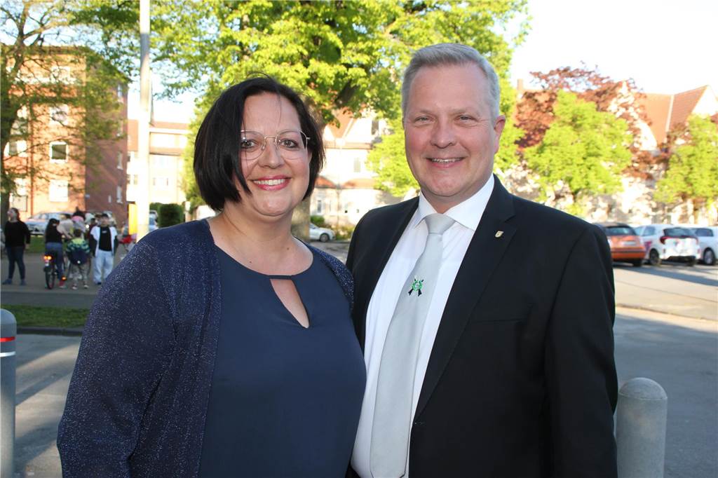 Jürgen und Karen Kleine-Frauns posieren beim Königsball des Schützenvereins Brambauer.