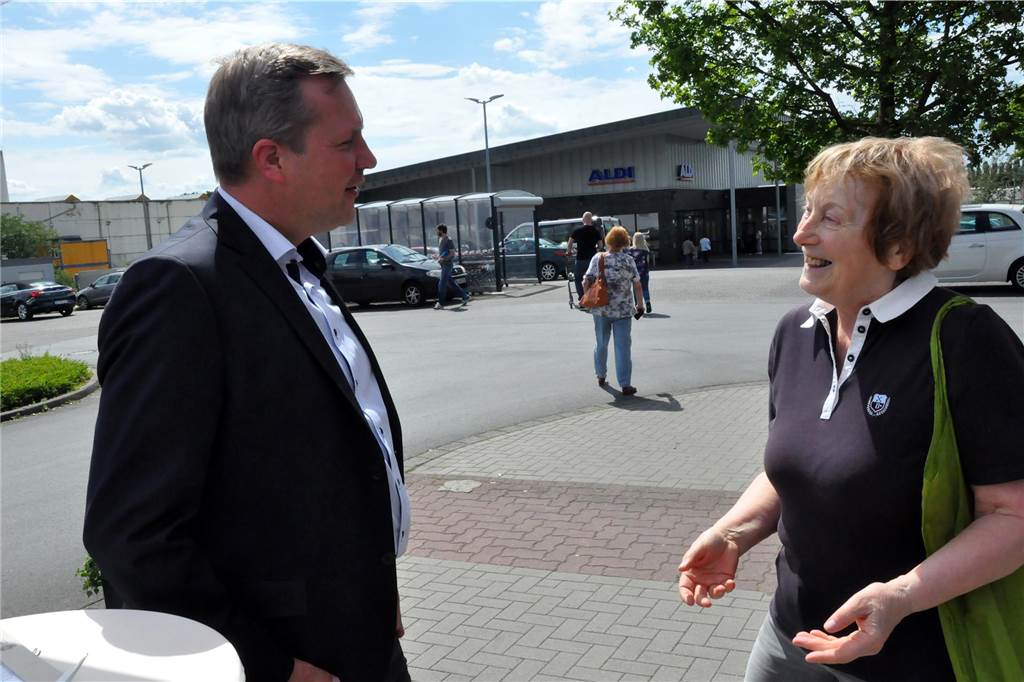 Stundenlanges Warten im Bürgerbüro: Lünens Bürgermeister reagiert Lünens Bürgermeister Jürgen Kleine-Frauns spricht auf dem Aldi-Parkplatz mit einer Bürgerin.