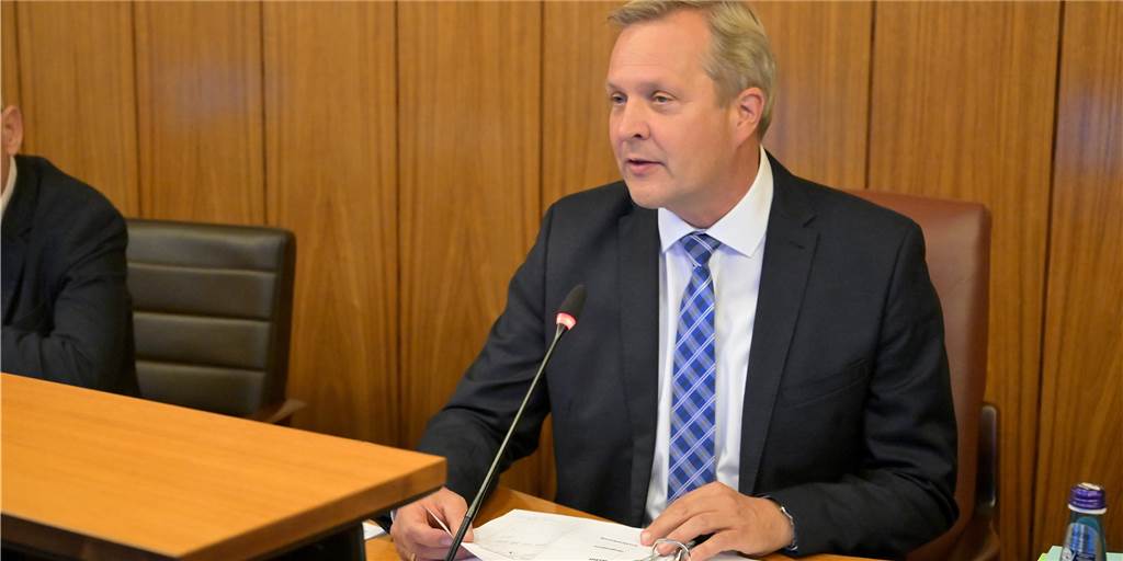 Bürgermeister von Lünen: Entlastung statt Entlassung - teurer Luxus Lünens Bürgermeister Jürgen Kleine-Frauns warb leidenschaftlich für den Antrag der Groko, eine vierte Beigeordnetenstelle zu schaffen: "Ich persönlich nehme diese Hilfe gerne an. Qualitativ wird das eine Stärkung."
