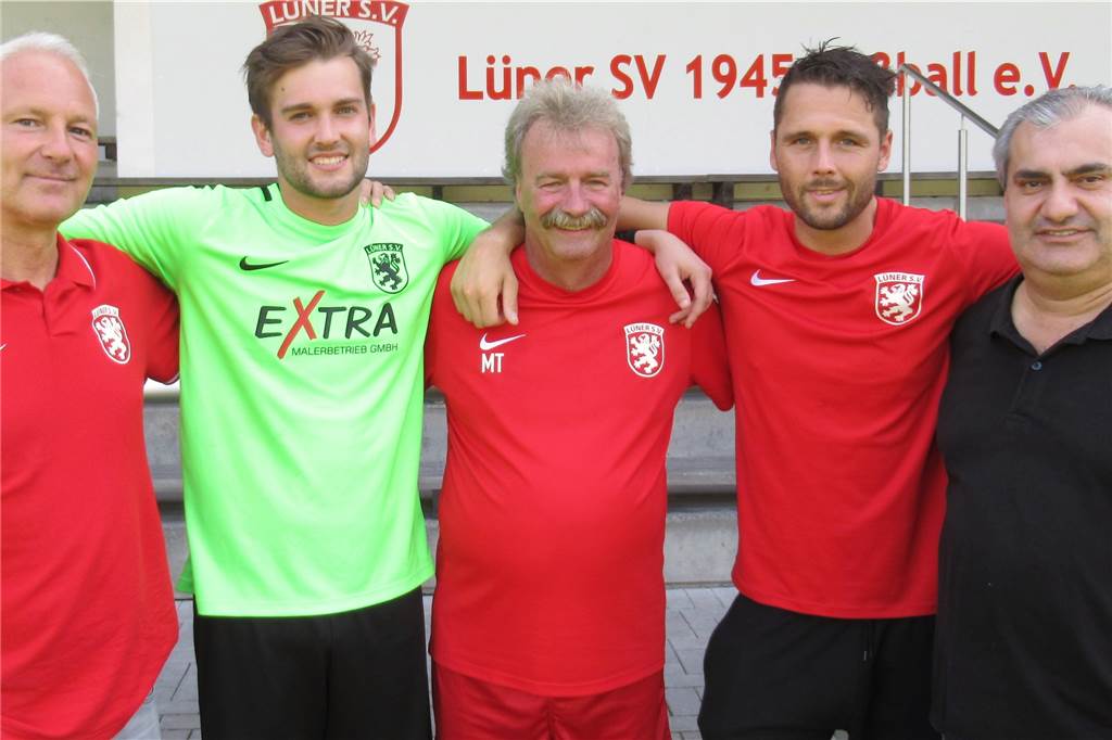 Darum wird Manfred Tapken neuer Torwarttrainer beim Lüner SV Lünens Sportlicher Leiter Christian Hampel (l.), Vorsitzender Imdat Acar (r.) und die beiden Torleute Michel Josch (2.v.l.) und Daniel Dreesen (2.v.r.) begrüßten den neuen Torwarttrainer Manfred Tapken in der Kampfbahn Schwansbell.
