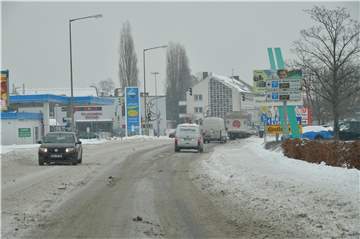 Lünens Straßen, wie hier die Dortmunder Straße, präsentieren sich auch am Mittwoch (10.2.) mit einer dicken Eis- und Schneedecke.