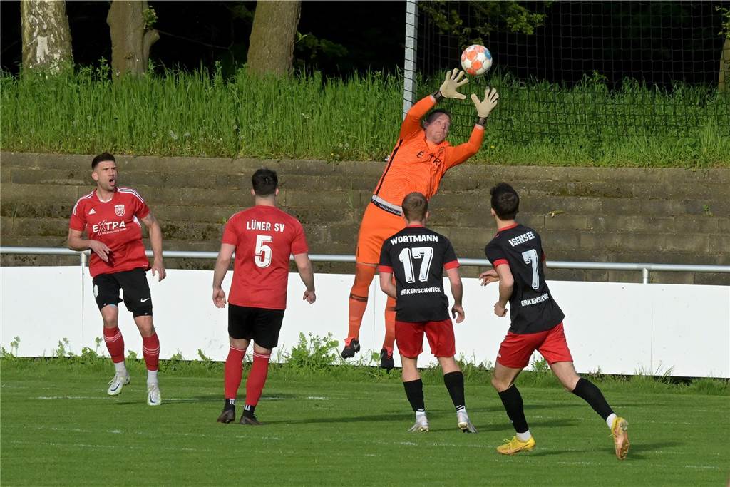 Erkenschwick in Lünen: Spielbericht vom Nachholspiel Lünens Torwart Jörg Lemke hatte einiges zu tun im Nachholspiel gegen Tabellenführer Spvgg. Erkenschwick. An den Gegentoren war er machtlos.