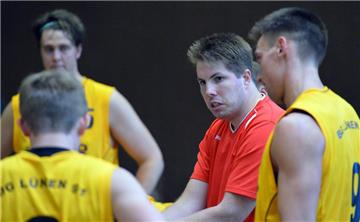 Lünens Trainer Stefan Jantoss hatte im dritten Viertel reichlich Redebarf mit seinen Spielern. Sein Team setzte sich am Sonntag in Rünthe aber durch.