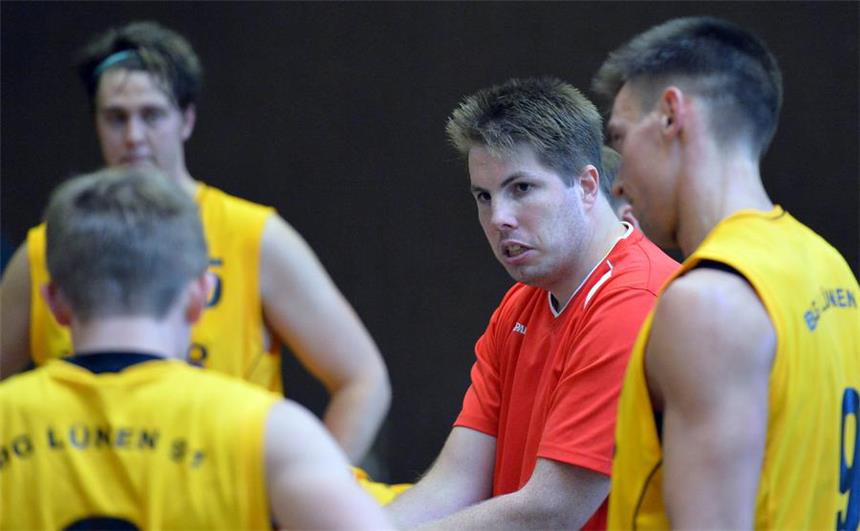 Vier Center retten BG Lünen den Auswärtssieg Lünens Trainer Stefan Jantoss hatte im dritten Viertel reichlich Redebarf mit seinen Spielern. Sein Team setzte sich am Sonntag in Rünthe aber durch.