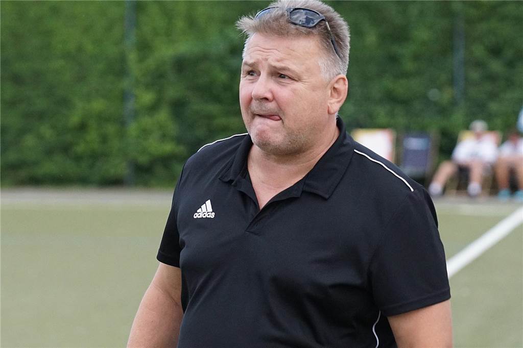 TSC startet mit Pflichtsieg: Zweifelhafter Elfer bringt die Wende Lünerns Trainer Thomas Kramer hat die Zunge draußen.