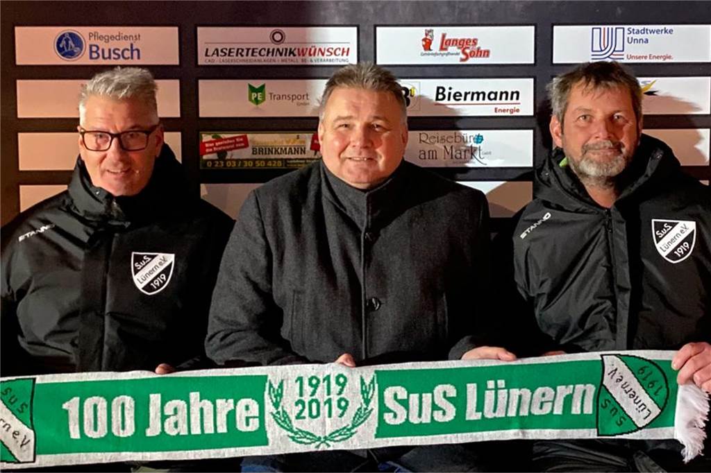 Neuer Trainer: Lünern holt alten Bekannten zurück nach Unna Lünerns Vorstand mit Helge Kleinjohann (l.) und Adri Bruggeman (r.) stellten in dieser Woche den neuen Trainer Thomas Kramer vor.