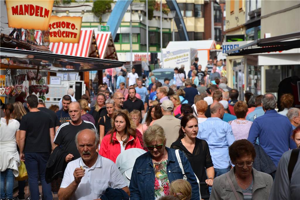 Erst Moonlight-Shopping, dann verkaufsoffener Sonntag: Da machen nicht alle Händler mit Lünsche Mess und verkaufsoffener Sonntag lockten im vergangenen Jahr viele Menschen in die Innenstadt.
