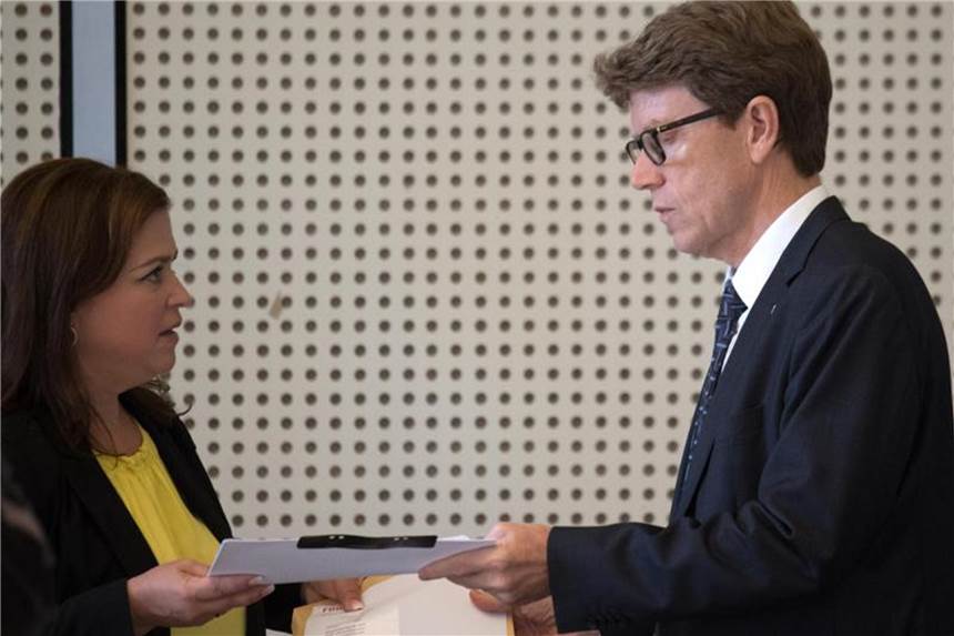 Lütke Daldrup, Geschäftsführer der Flughafen Berlin Brandenburg GmbH, und Melanie Kühnemann-Grunow (SPD), die Vorsitzende des U-Ausschusses. Foto: Ralf Hirschberger