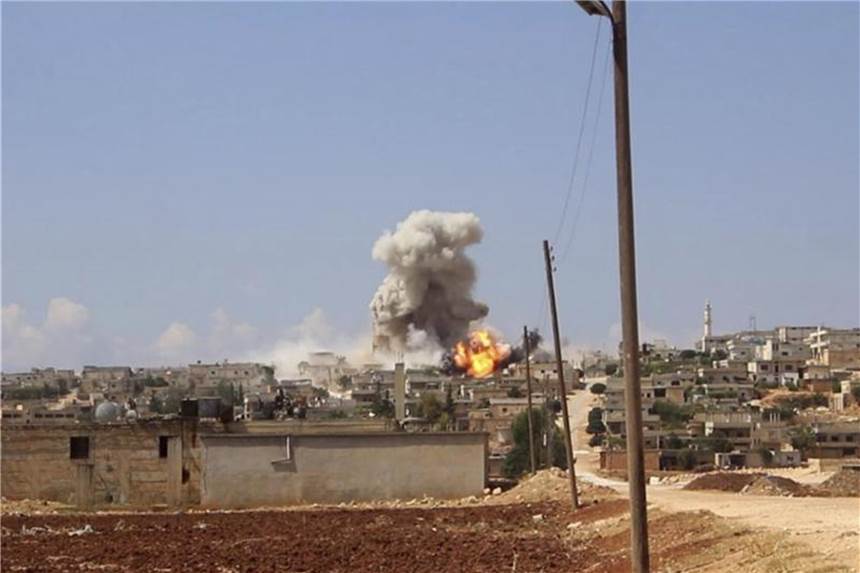 Koalition streitet über möglichen Syrien-Einsatz Luftangriff der syrischen Regierung in Hobeit in der Nähe von Idlib. Foto: Syrischer Zivilschutz Weißhelme
