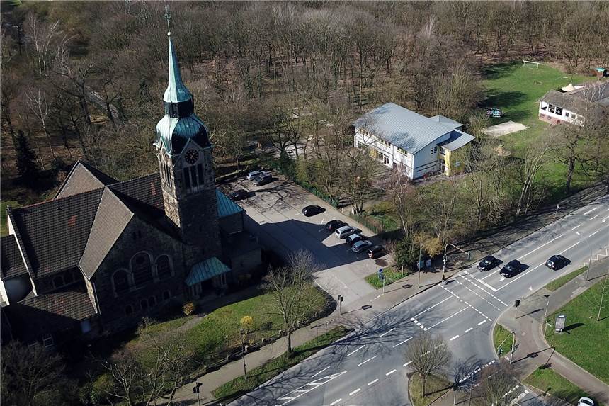 Luftaufnahme aus dem März 2020: Das Christophorus-Heim mit der Kita Senfkorn, der Waldbühne und dem dahinter liegenden Gänsebusch. Links steht die Petrikirche - und obwohl die Gemeinde sie abgeben will, soll das Bauwerk erhalten bleiben.