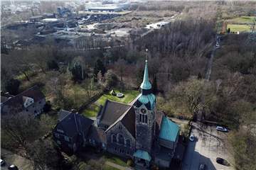 Luftaufnahme aus dem März 2020: Gleich hinter der Petrikirche liegt das Werksgelände von Rütgers in Rauxel. Hinter dem kleinen Wäldchen auf der Industriebrache soll ein neues Gewerbegebiet entstehen.